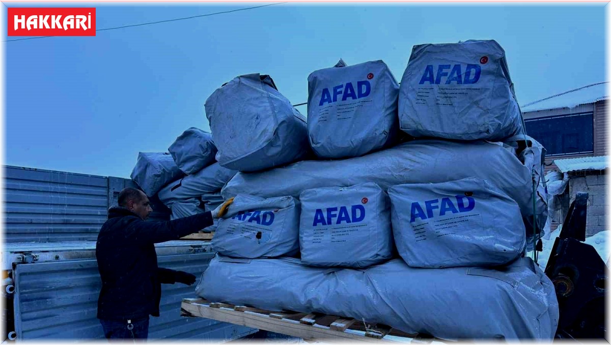 Lojistik depoda muhafaza edilecek çadırların sevkiyatı başladı