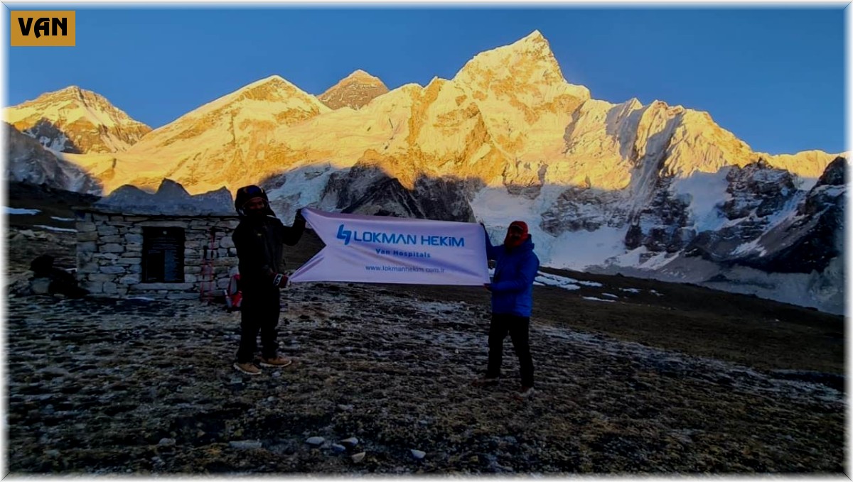 Lokman Hekim Van Hastanesinin flaması Everest Tepesi'nde