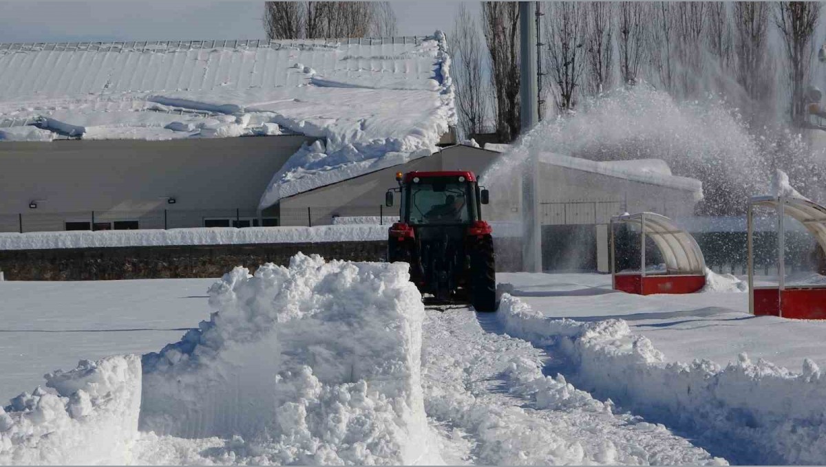 Maç öncesi saha kardan temizlendi