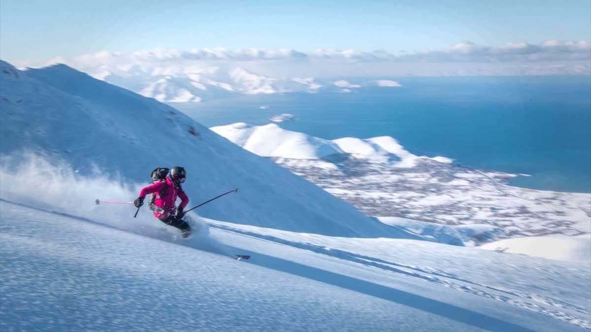 Macerasever turistlerin Artos Dağı'nın zirvesindeki kayak görüntüleri nefes kesti