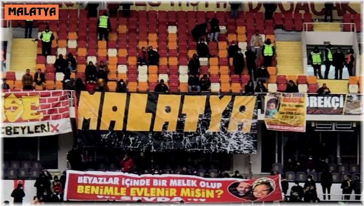 Maçta pankartla evlilik teklifi