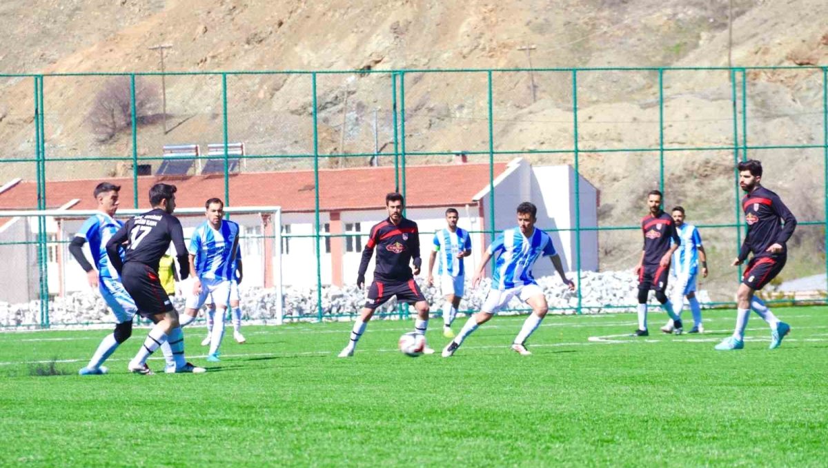 Maden ilçesinde sentetik futbol sahası hizmete açıldı