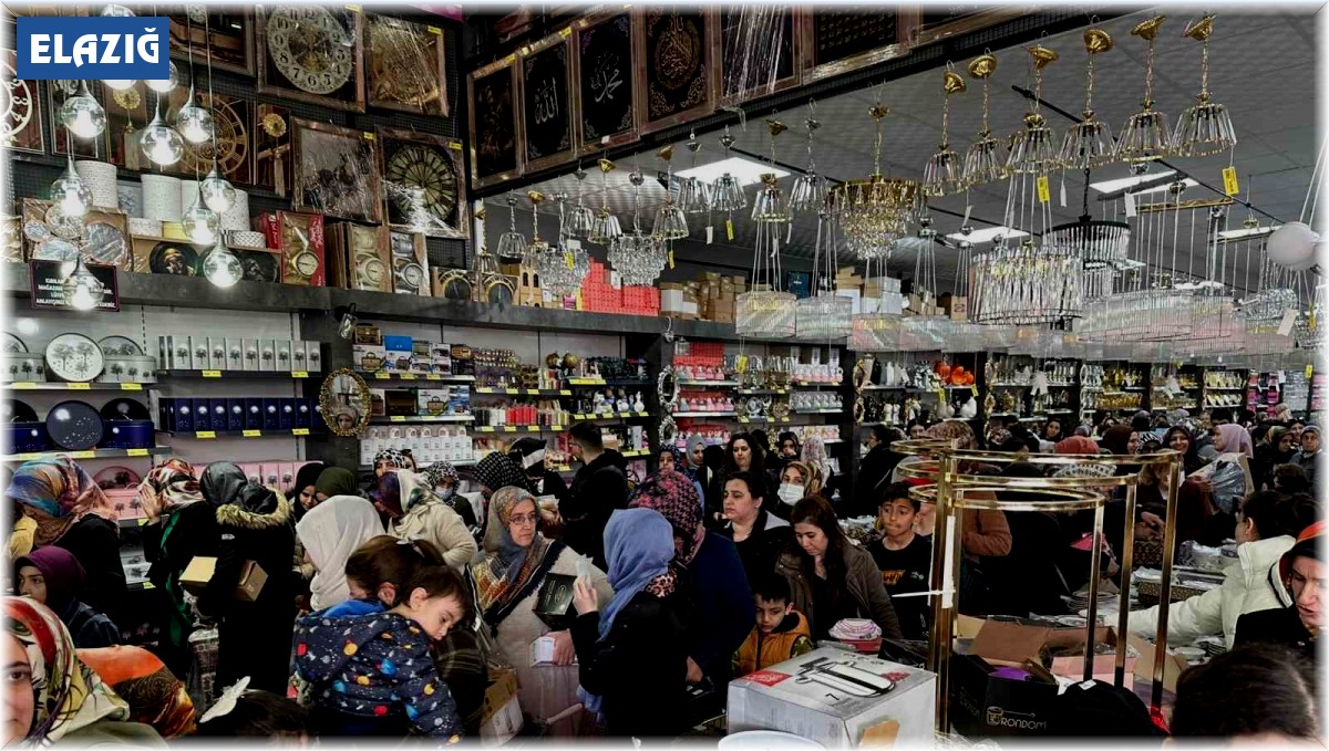 Mağaza açılışında indirimi duyan koştu, izdiham yaşandı