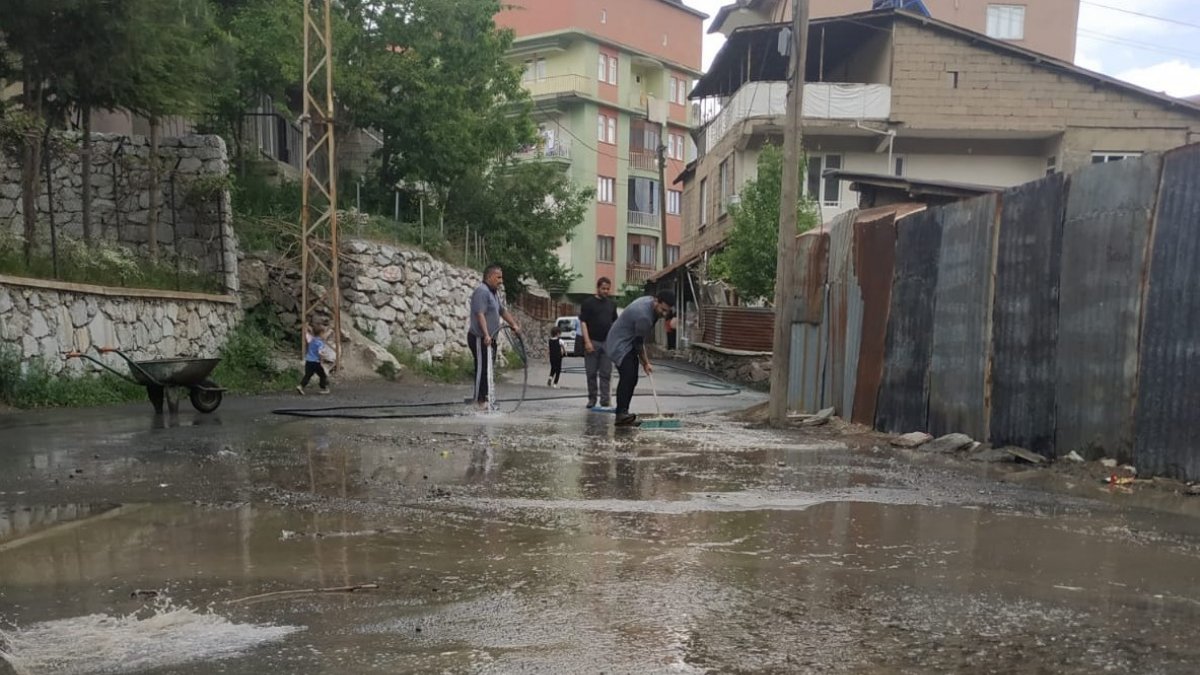 Mahalle halkı eline hortum alıp cadde ve sokakları yıkadı