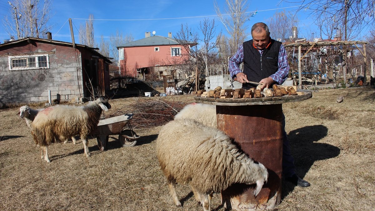 Mahalledeki çocukların oyuncaklarını "İrfan dede" yapıyor
