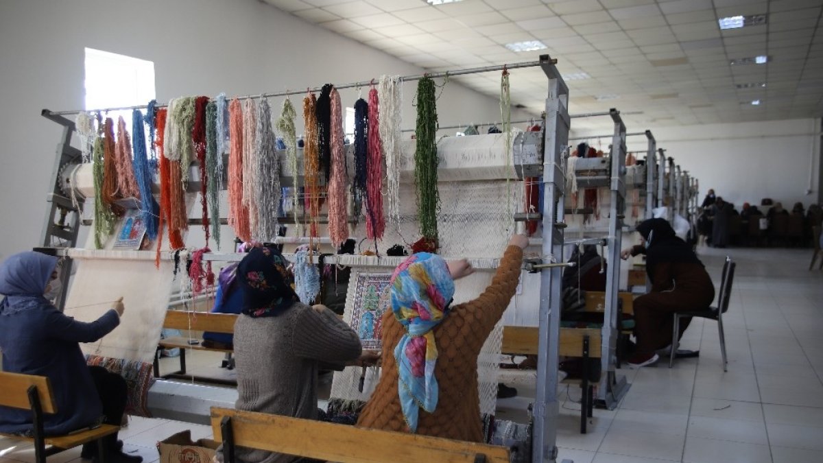 Mahalledeki sosyal tesis, 13 yıldır kadınlara iş kapısı oluyor