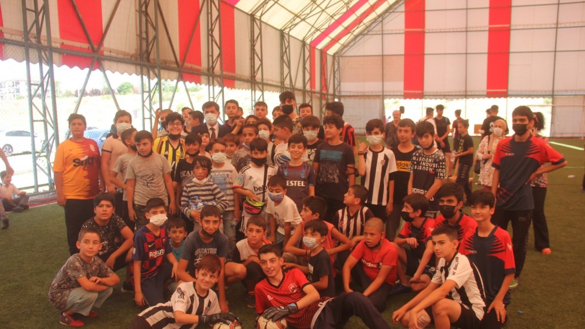 Mahalleler arası penaltı turnuvasında çocuklar birbirleriyle yarıştı