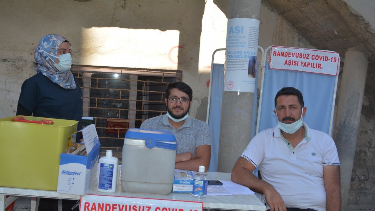 Mahallelerde stant açıp aşı yaptılar