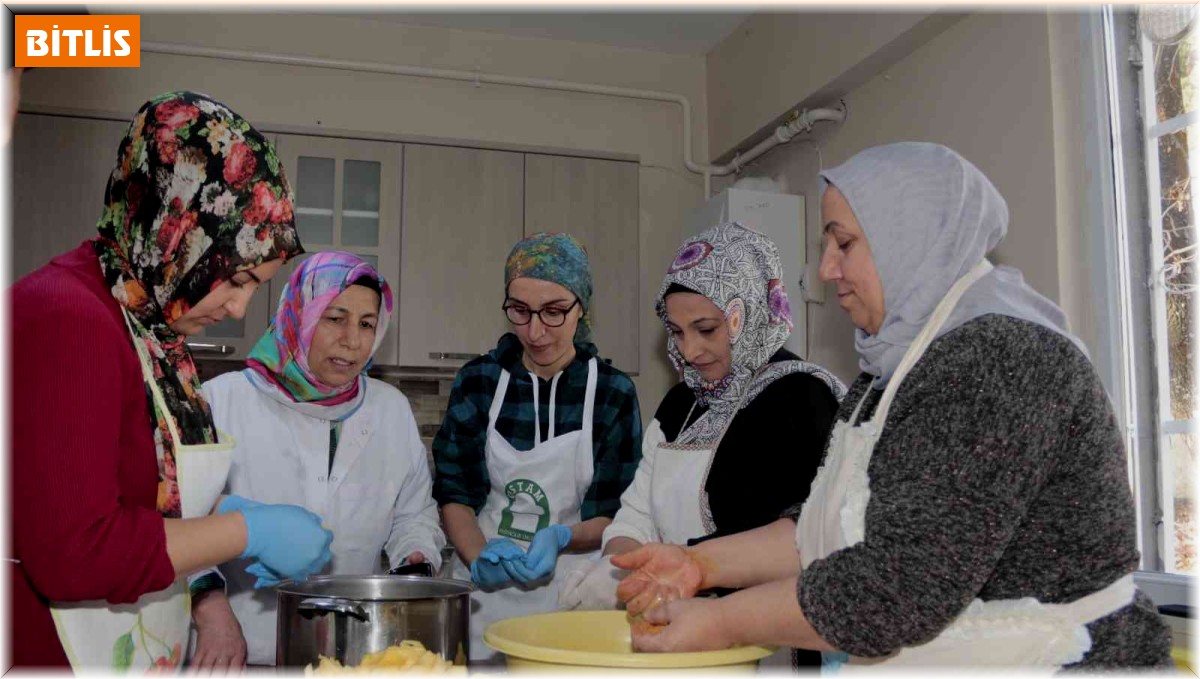 Maharetli kadınlar mutfağın püf noktalarını öğreniyor