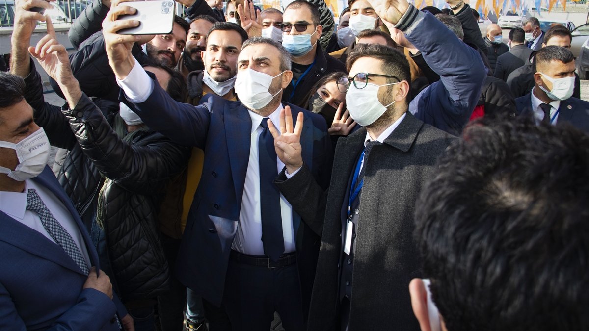 Mahir Ünal'dan "demokratik siyaset, hiçbir şiddeti, silahı, vandallığı kabul etmez" açıklaması: