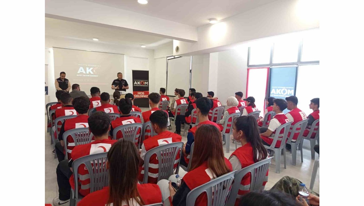 Malatya Büyükşehir Belediyesi'nden genç gönüllülere afet ve yangın eğitimi