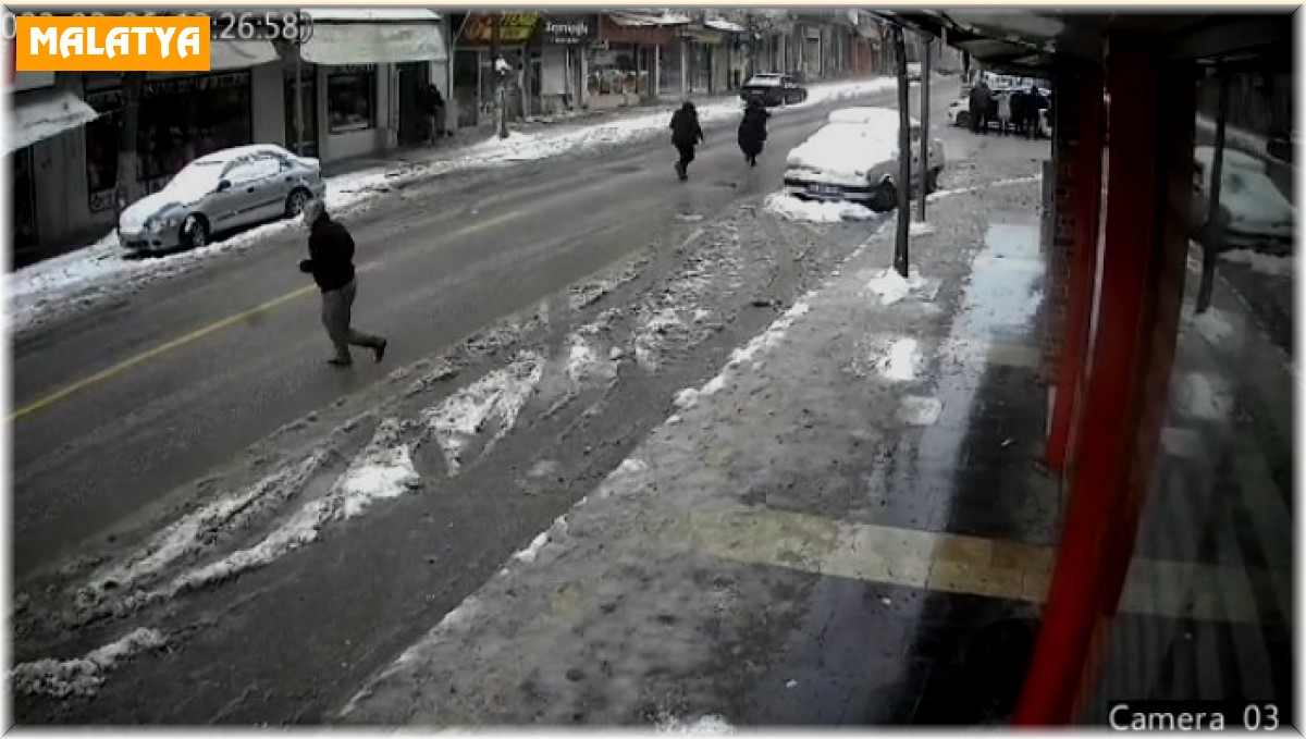 Malatya'da 13 kişiye mezar olan apartmanın yıkılma anları kameralara yansıdı