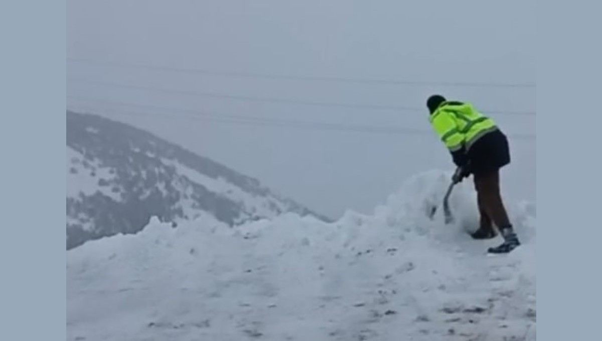 Malatya'da 2 bin rakımda dam üstlerinde kar mesaisi
