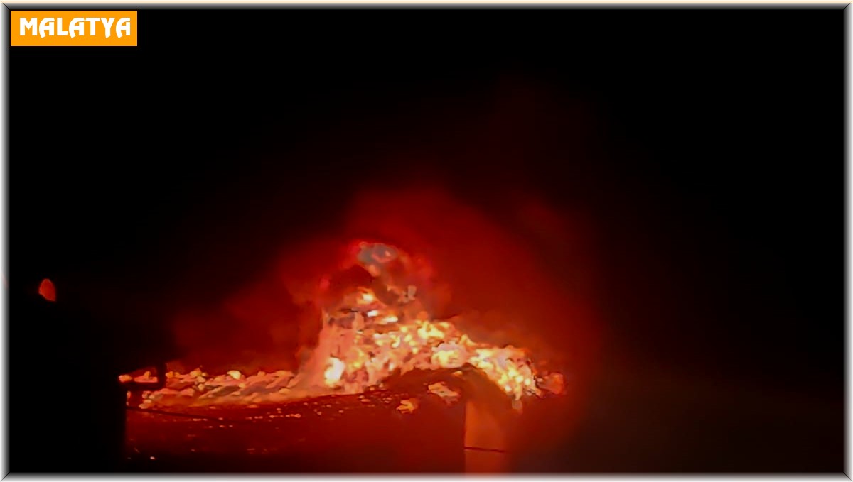 Malatya'da 2 katlı ev küle döndü