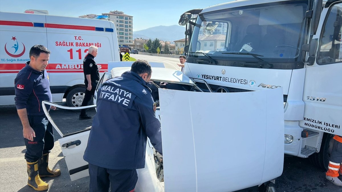 Malatya'da 3 aracın karıştığı trafik kazasında 2 kişi yaralandı
