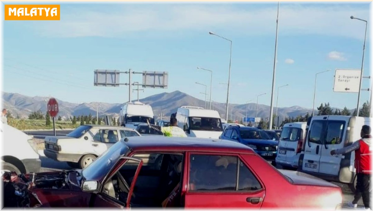 Malatya'da 3 araçlı zincirleme kaza: 5 yaralı