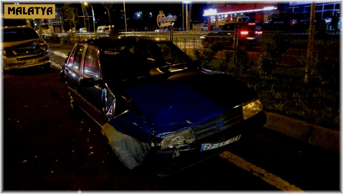 Malatya'da 4 araç birbirine girdi, trafik kilitlendi