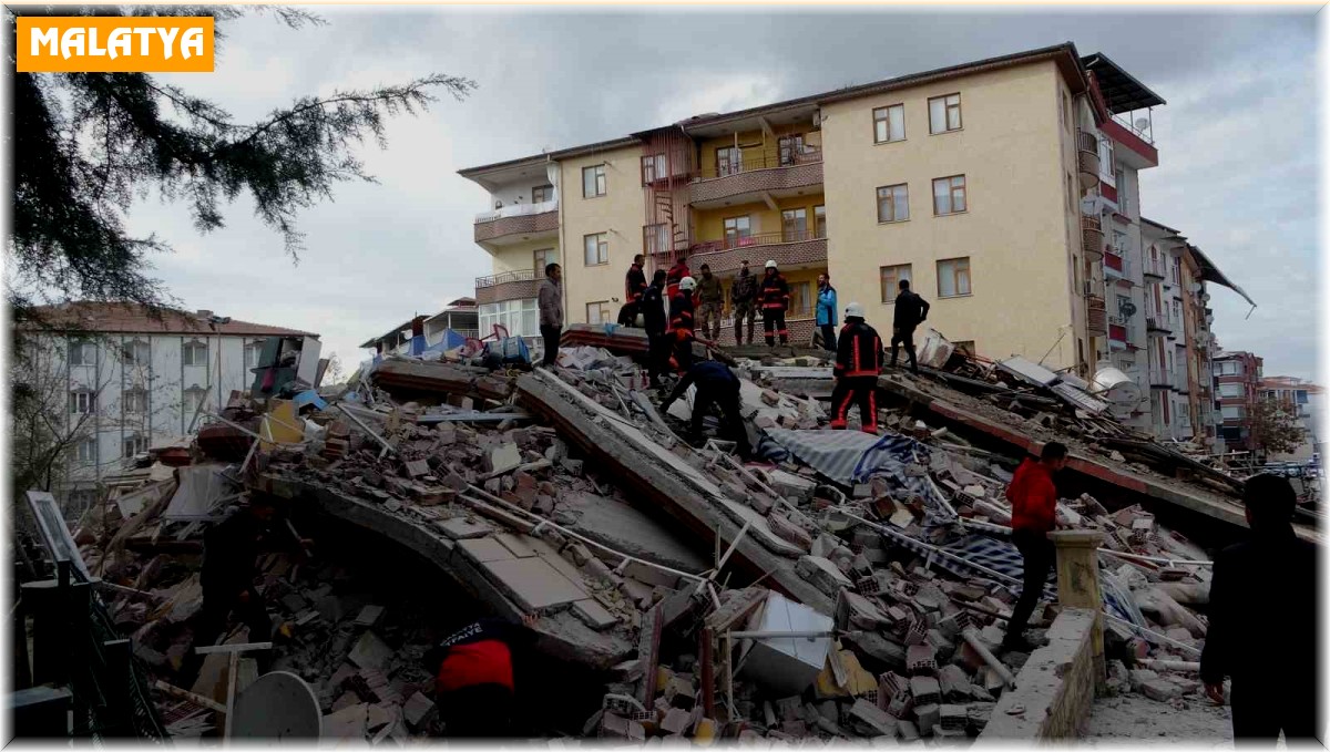 Malatya'da 4 katlı ağır hasarlı bina çöktü