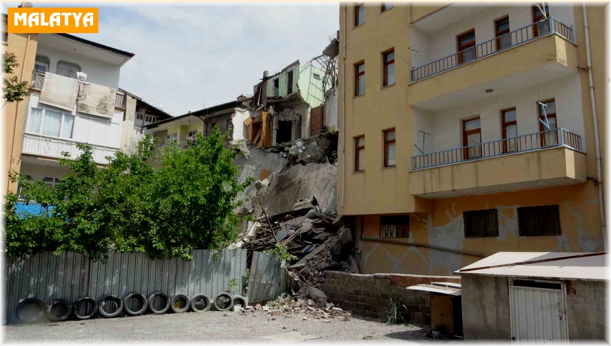 Malatya'da 4 katlı hasarlı binada göçük meydana geldi
