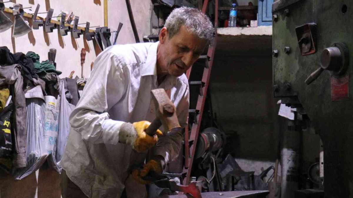 Malatya'da 45 yıldır demire şekil veriyor