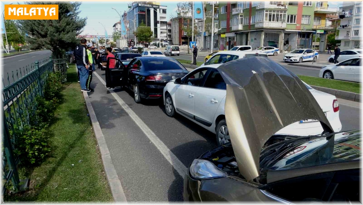 Malatya'da 5 araç birbirine girdi trafik kilitlendi