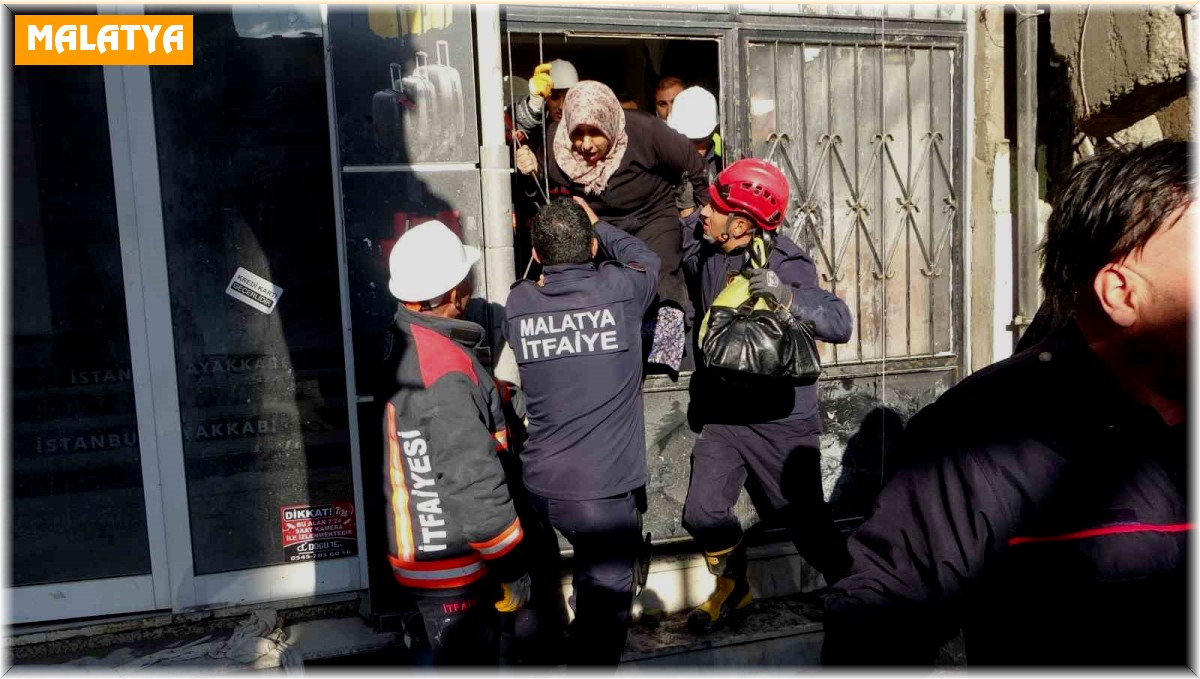 Malatya'da 5 katlı çöktü: Yan binada mahsur kalan 4 kişiyi itfaiye kurtardı