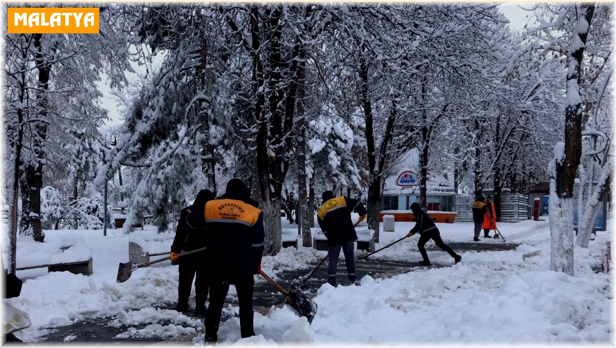 Malatya'da 530 kırsal mahallenin yolu kardan kapandı