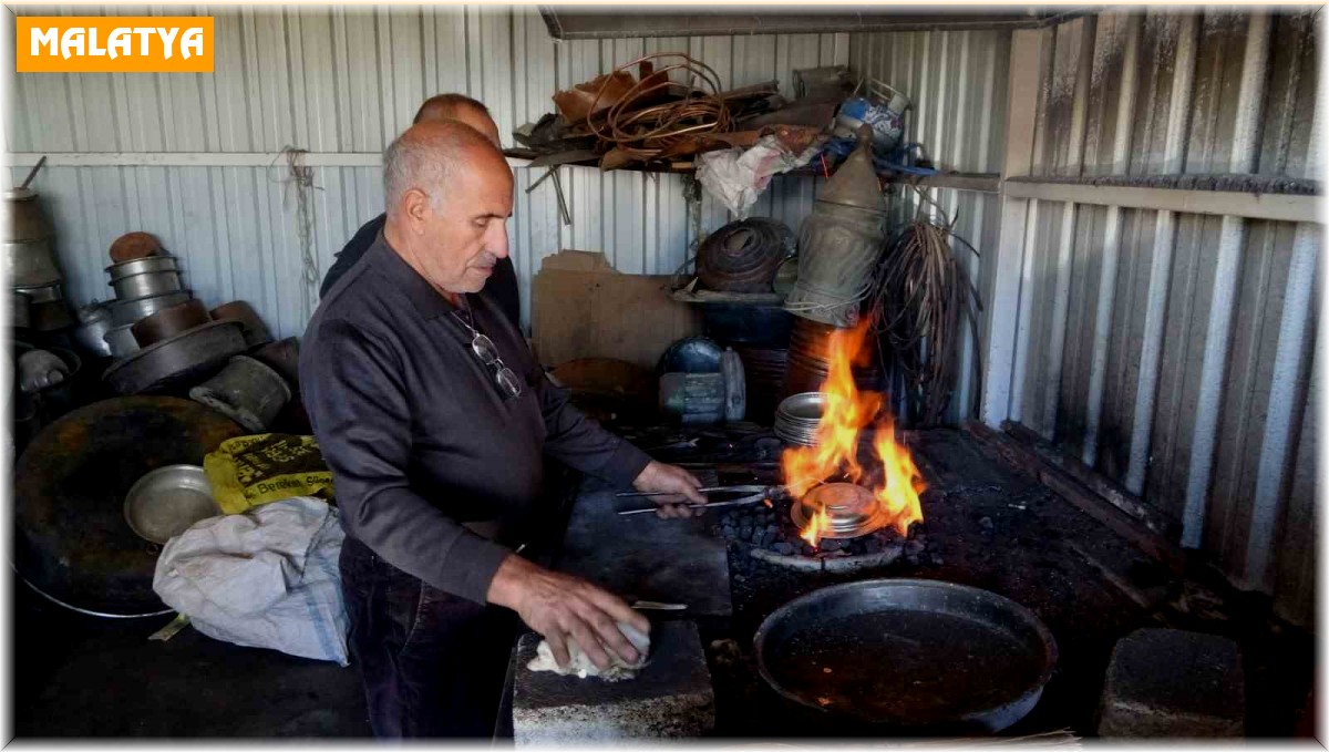 Malatya'da 57 yıllık kalay ustası zamana direniyor