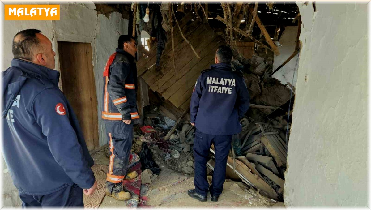 Malatya'da ağıl çöktü, göçük altında kalan 6 büyükbaş hayvanı itfaiye kurtardı