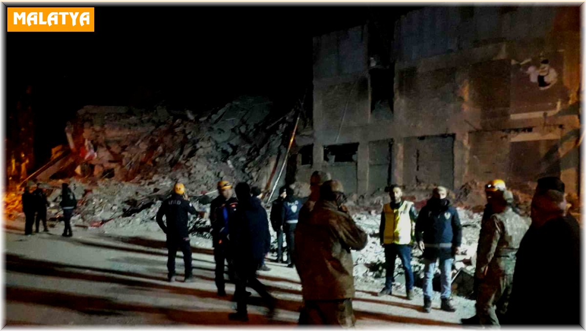 Malatya'da ağır hasarlı 4 katlı bina çöktü