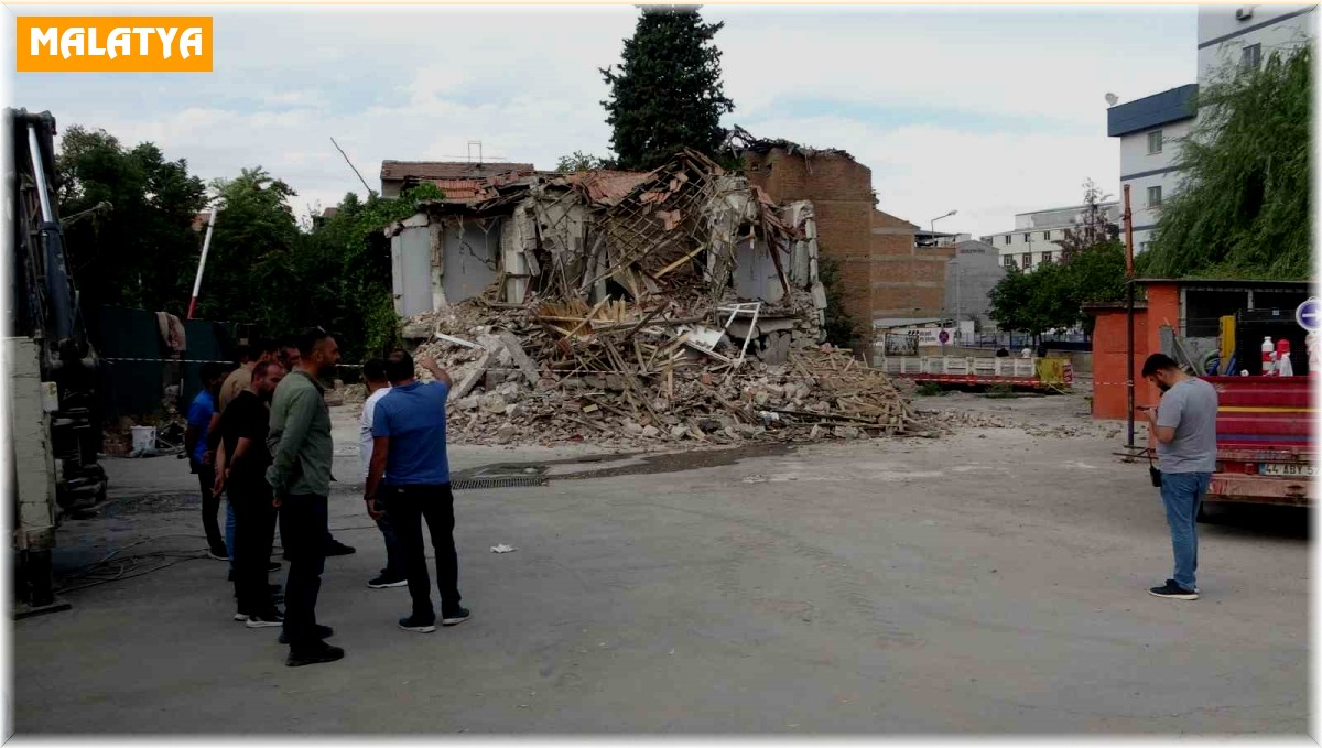Malatya'da ağır hasarlı bina çöktü