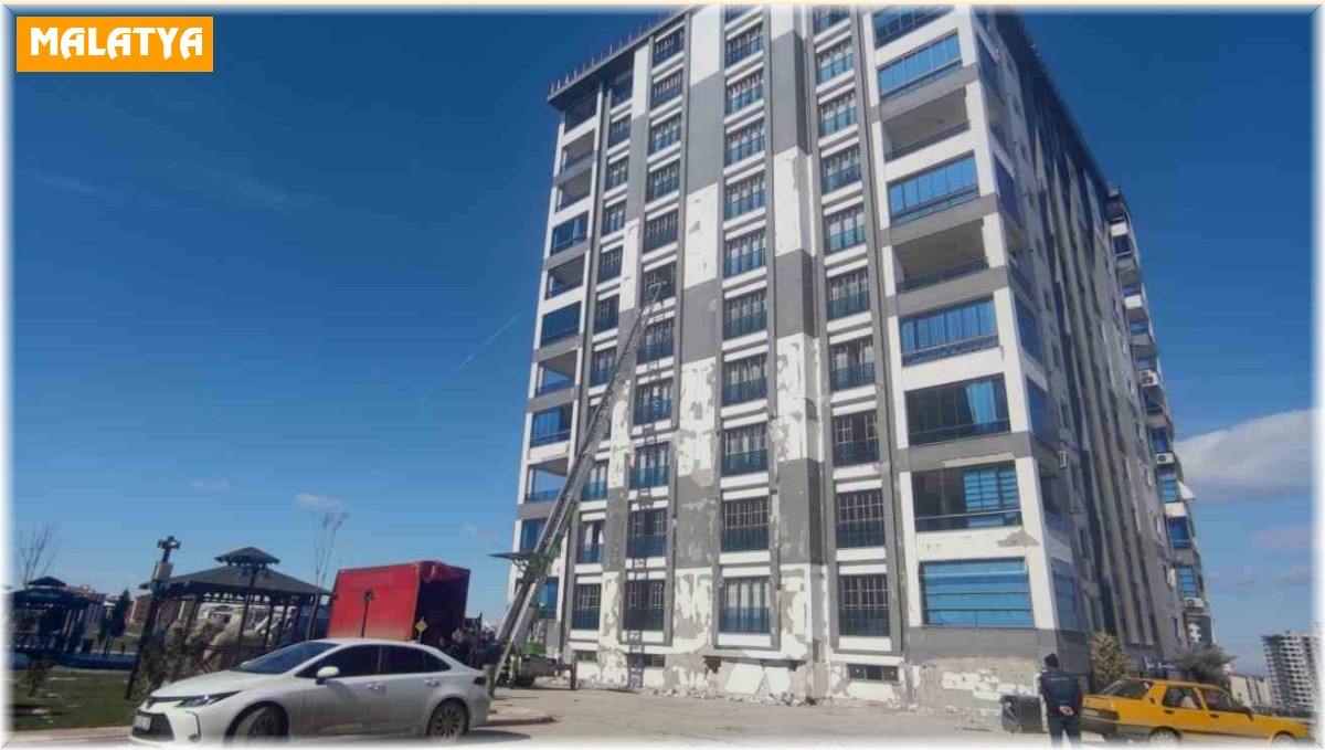 Malatya'da ağır hasarlı binalardan eşya tahliyesine ara verildi
