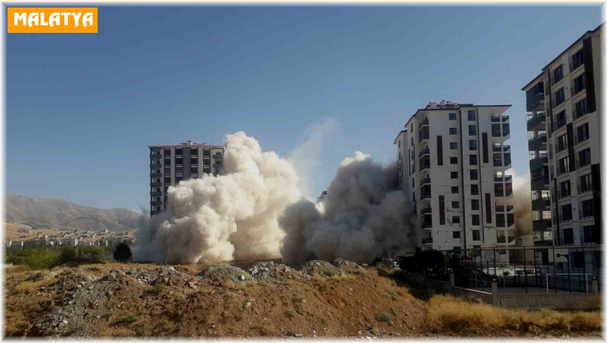 Malatya'da ağır hasarlı binaların patlayıcı ile yıkımı sürüyor