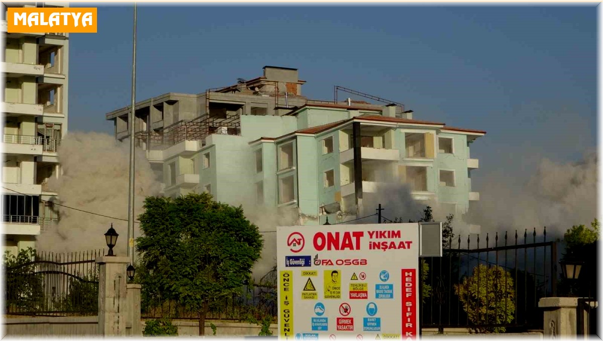 Malatya'da ağır hasarlı binaların patlayıcı ile yıkımları sürüyor