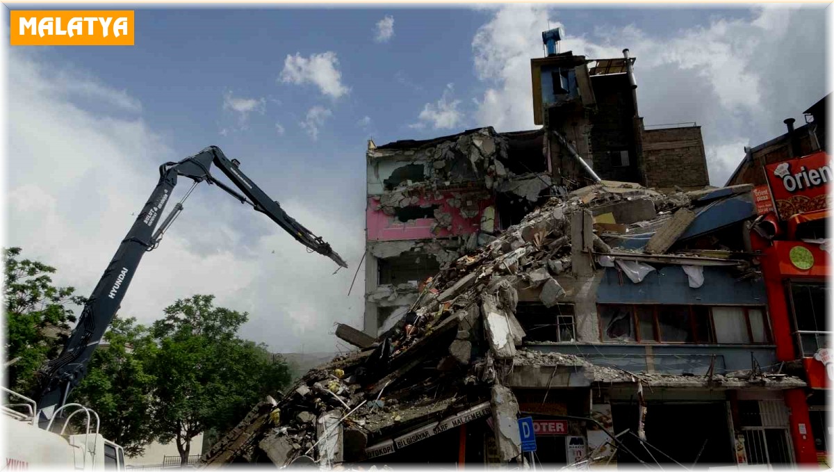 Malatya'da ağır hasarlı binaların yıkımı devam ediyor