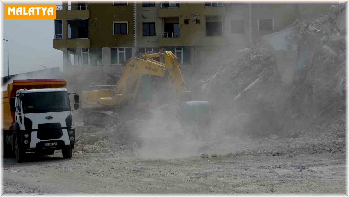 Malatya'da ağır hasarlı binaların yıkımı devam ediyor