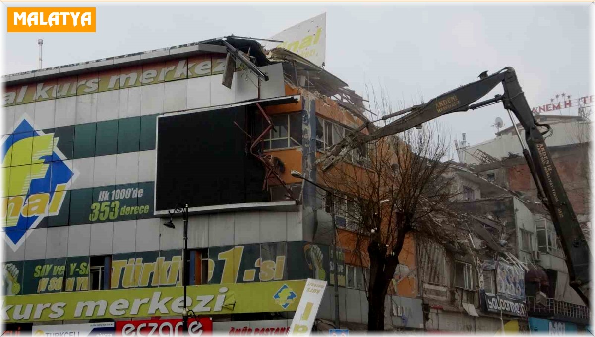 Malatya'da ağır hasarlı binaların yıkımı sürüyor
