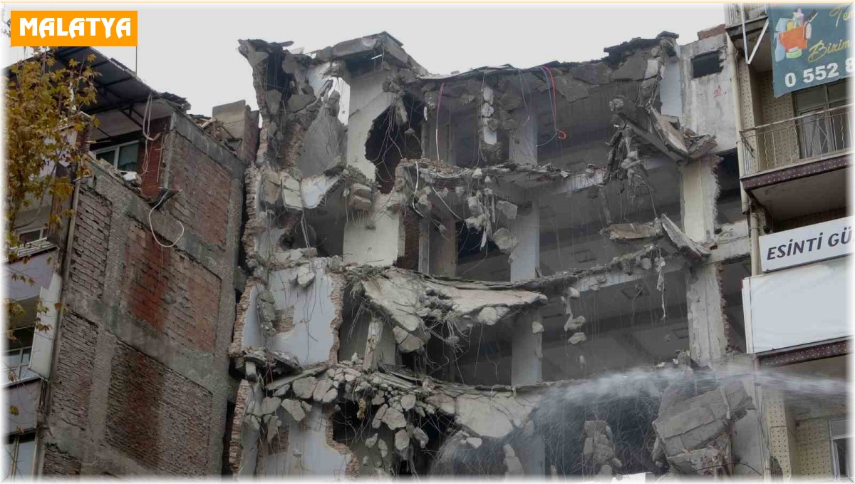 Malatya'da ağır hasarlı binaların yıkımı sürüyor