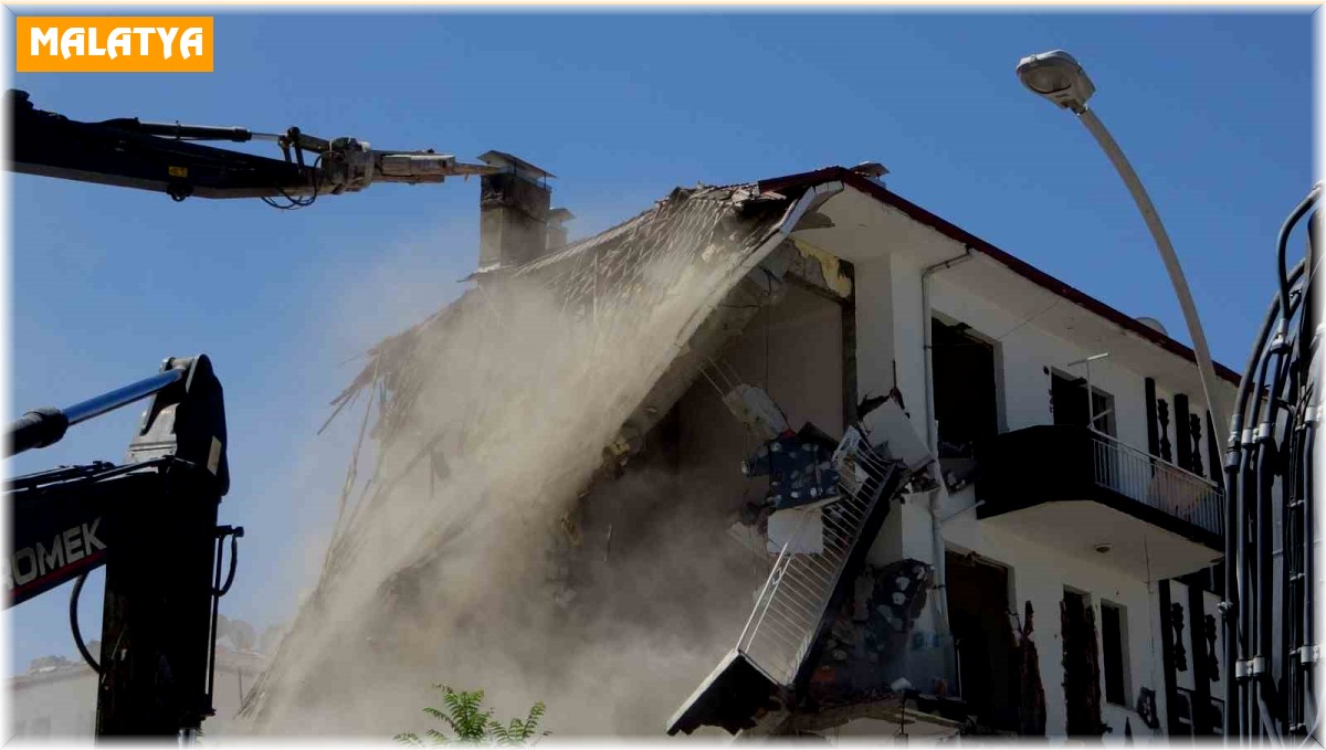 Malatya'da ağır hasarlı binaların yıkımı sürüyor