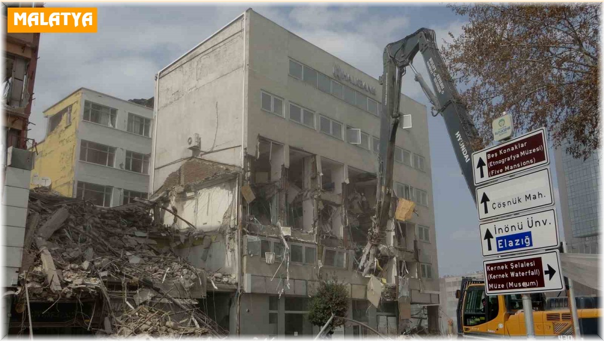 Malatya'da ağır hasarlı binaların yıkımı ve enkaz kaldırma çalışmaları sürüyor
