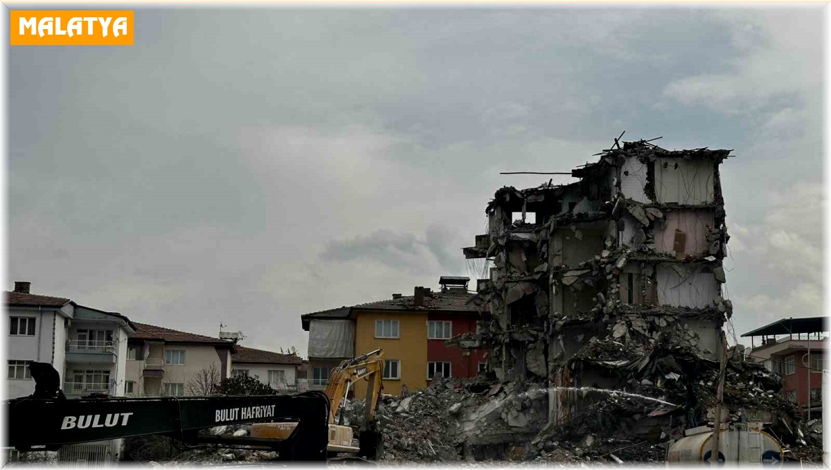 Malatya'da ağır hasarlı binaların yıkımları sürüyor