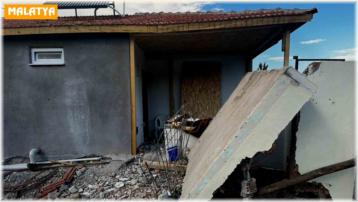 Malatya'da ağır hasarlı binanın duvarı çöktü: 1 ölü