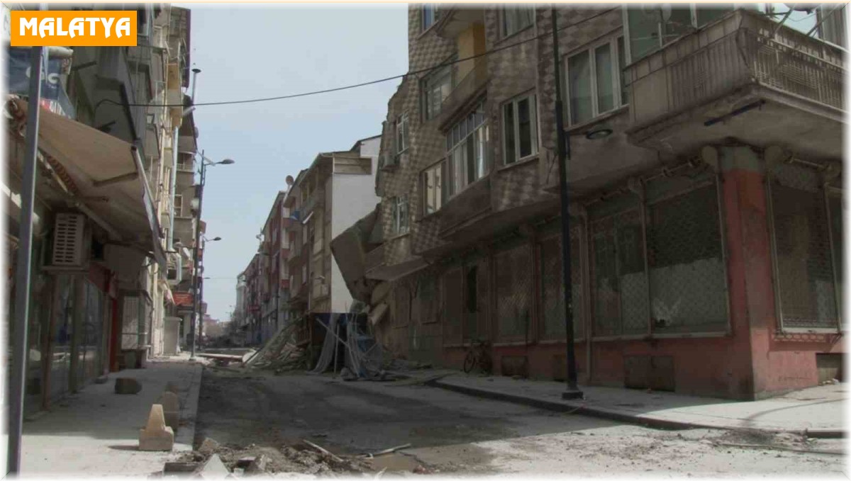 Malatya'da ağır hasarlı bir bina daha kendiliğinden yıkıldı
