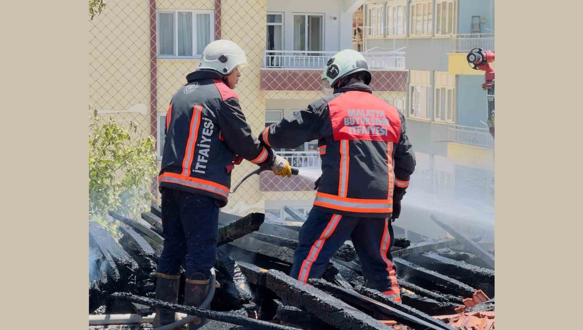 Malatya'da ağır hasarlı okulun çatısında korkutan yangın