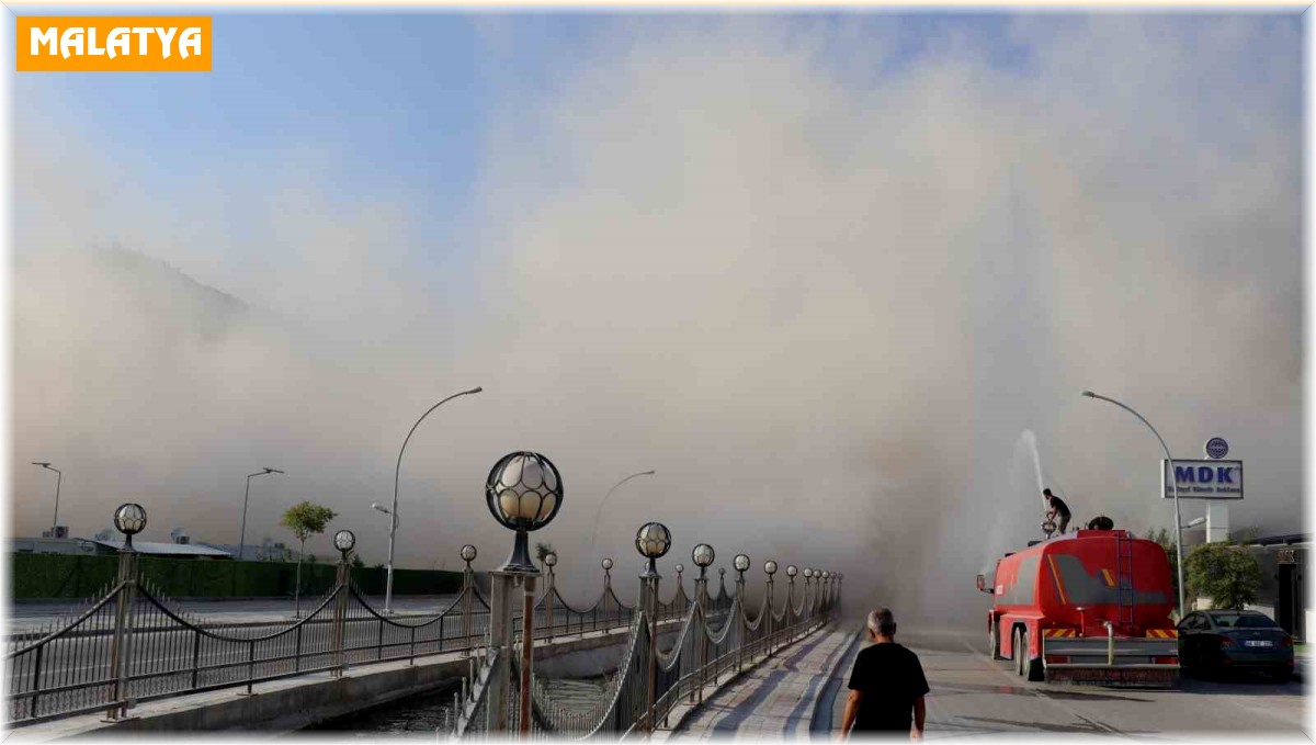 Malatya'da ağır hasarlı yüksek katlı binaların patlayıcı ile yıkımları sürüyor