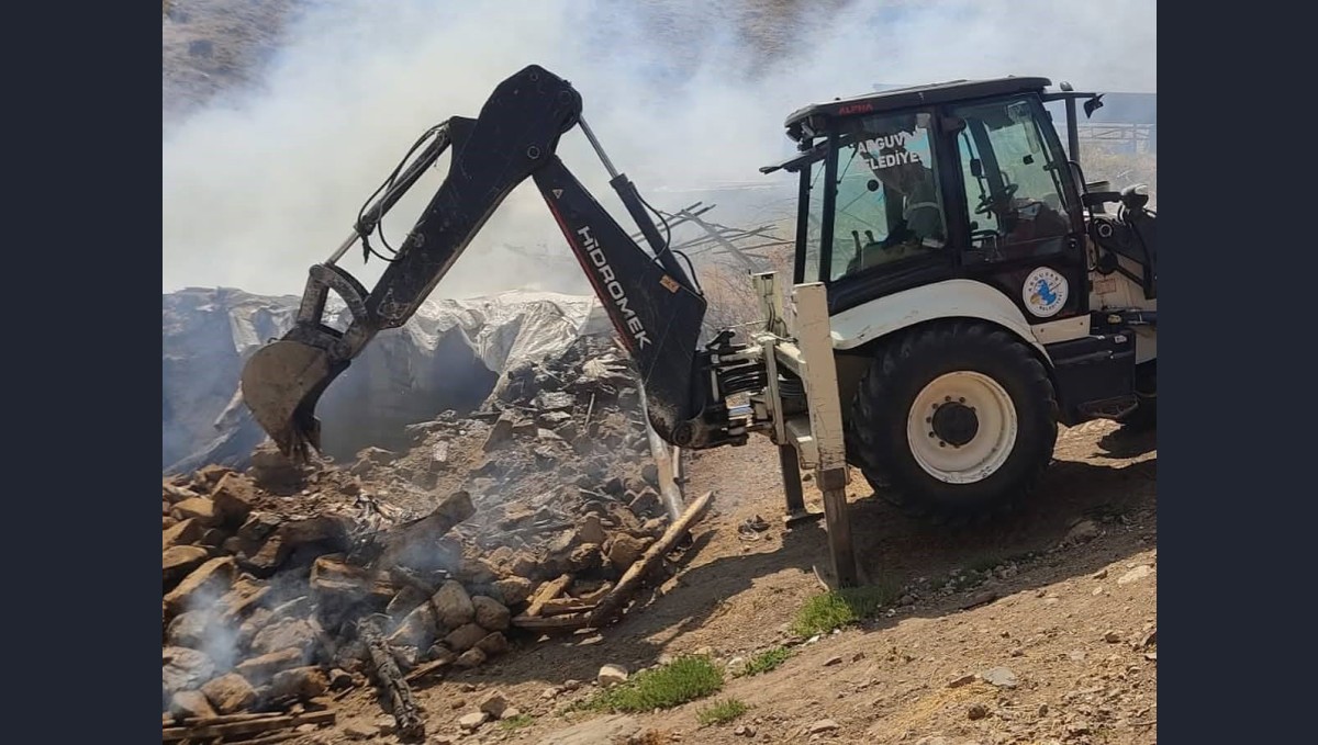 Malatya'da ahır yangını: 10 küçükbaş hayvan telef oldu
