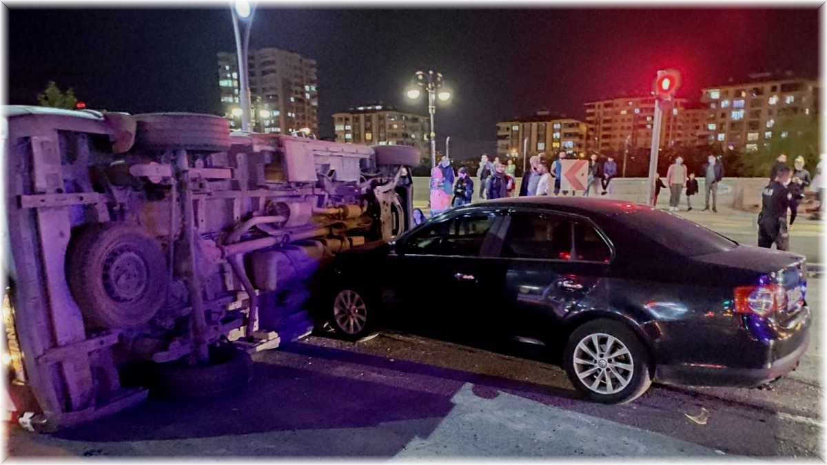 Malatya'da ambulans ile otomobil çarpıştı: 4 yaralı