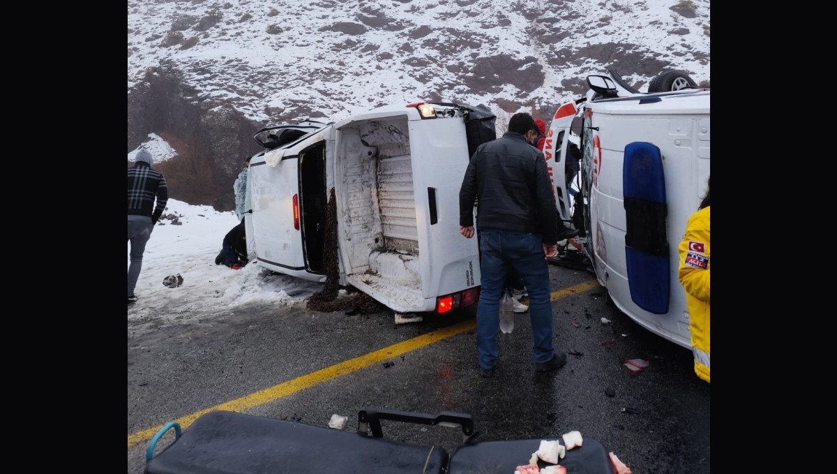 Malatya'da ambulans ile pikap çarpıştı: 1'i ağır 5 yaralı