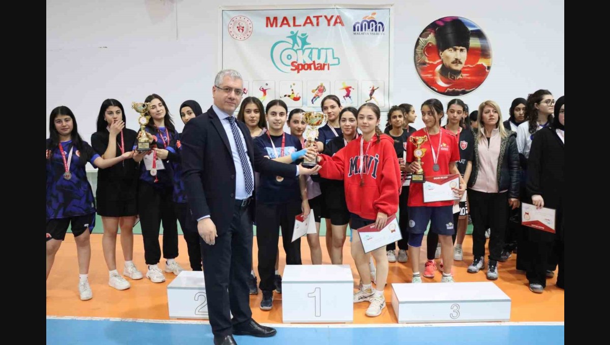 Malatya'da badminton ve futsal il şampiyonları kupalarını aldı
