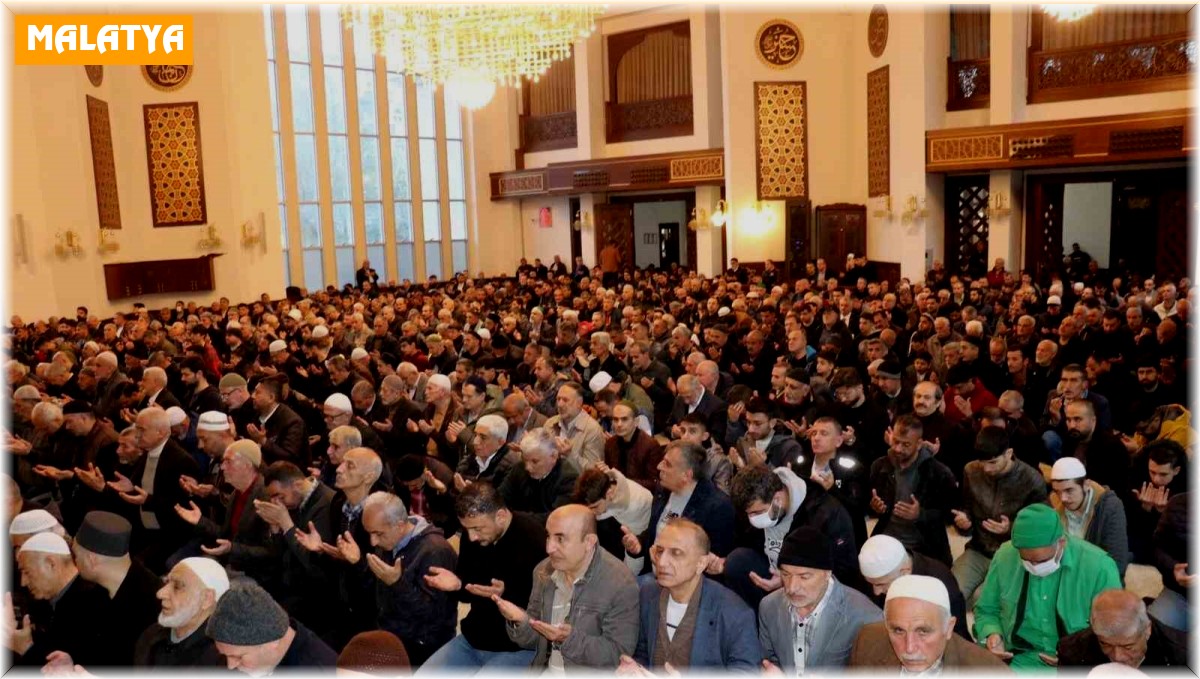 Malatya'da bayram namazı için vatandaş camilere akın etti